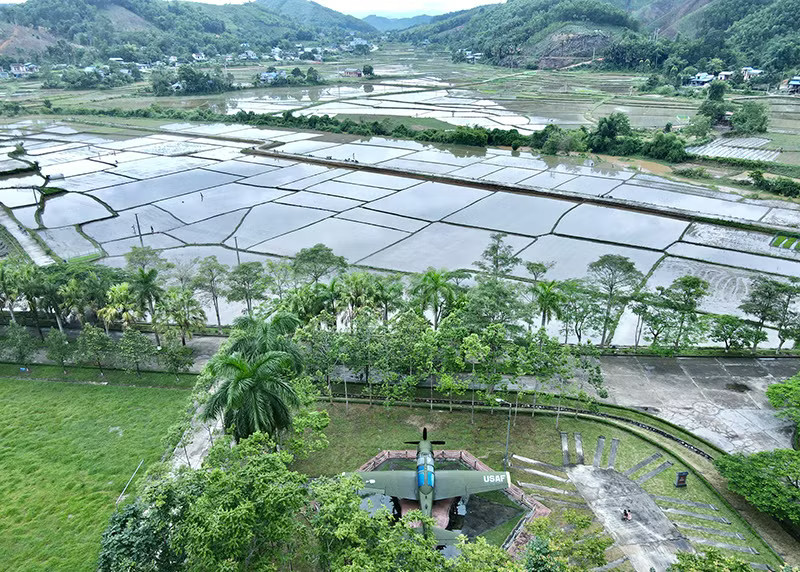 Toàn cảnh di tích sân bay Lũng Cò.