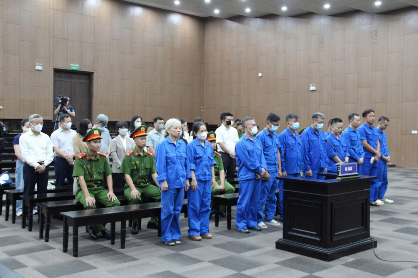 Các bị cáo tại phiên tòa. Vụ ông Nguyễn Bá Hoan: Phí cấp phép 5 triệu đồng, giám đốc công ty luật thu từ 650 triệu đến 1 tỷ đồng/hồ sơ - Ảnh 1.