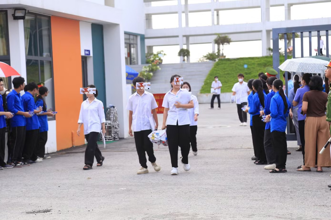 Thí sinh dự đợt thi lại Kỳ thi Tốt nghiệp THPT 2026 tại trường chuyên Tuyên Quang (ảnh: Phú Nguyễn) Nhiều bài thi tiếng Anh chuyên Tuyên Quang dưới mức trung bình - Ảnh 3.