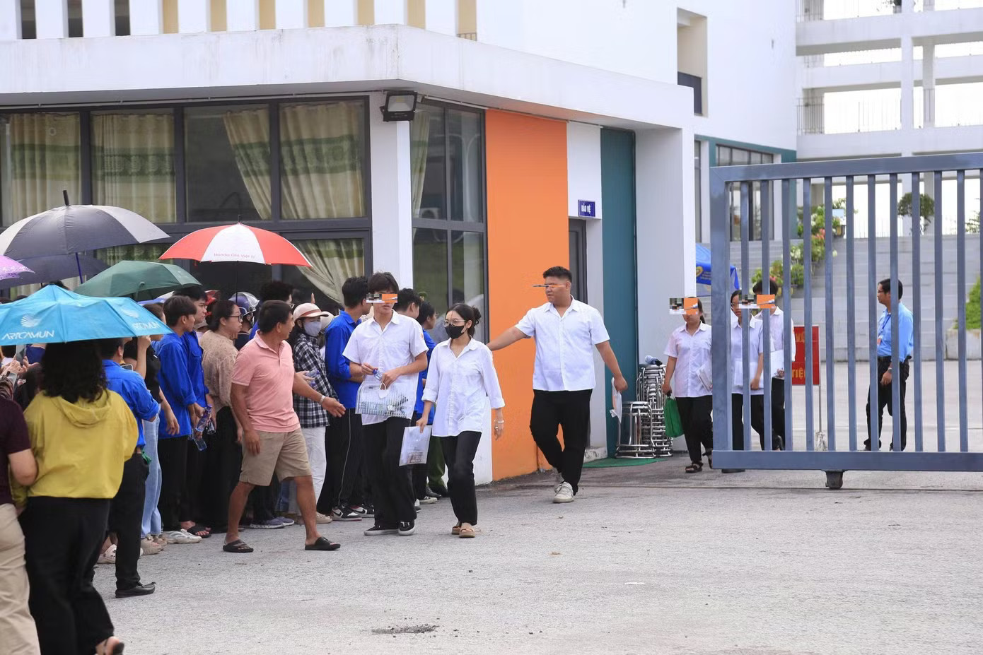 Thí sinh dự đợt thi lại tốt nghiệp THPT hôm 14-15/8 vừa qua. (ảnh: Phú Nguyễn) Điểm thi Toán của học sinh chuyên Tuyên Quang 'tụt dốc', chuyên gia nói gì? - Ảnh 3.