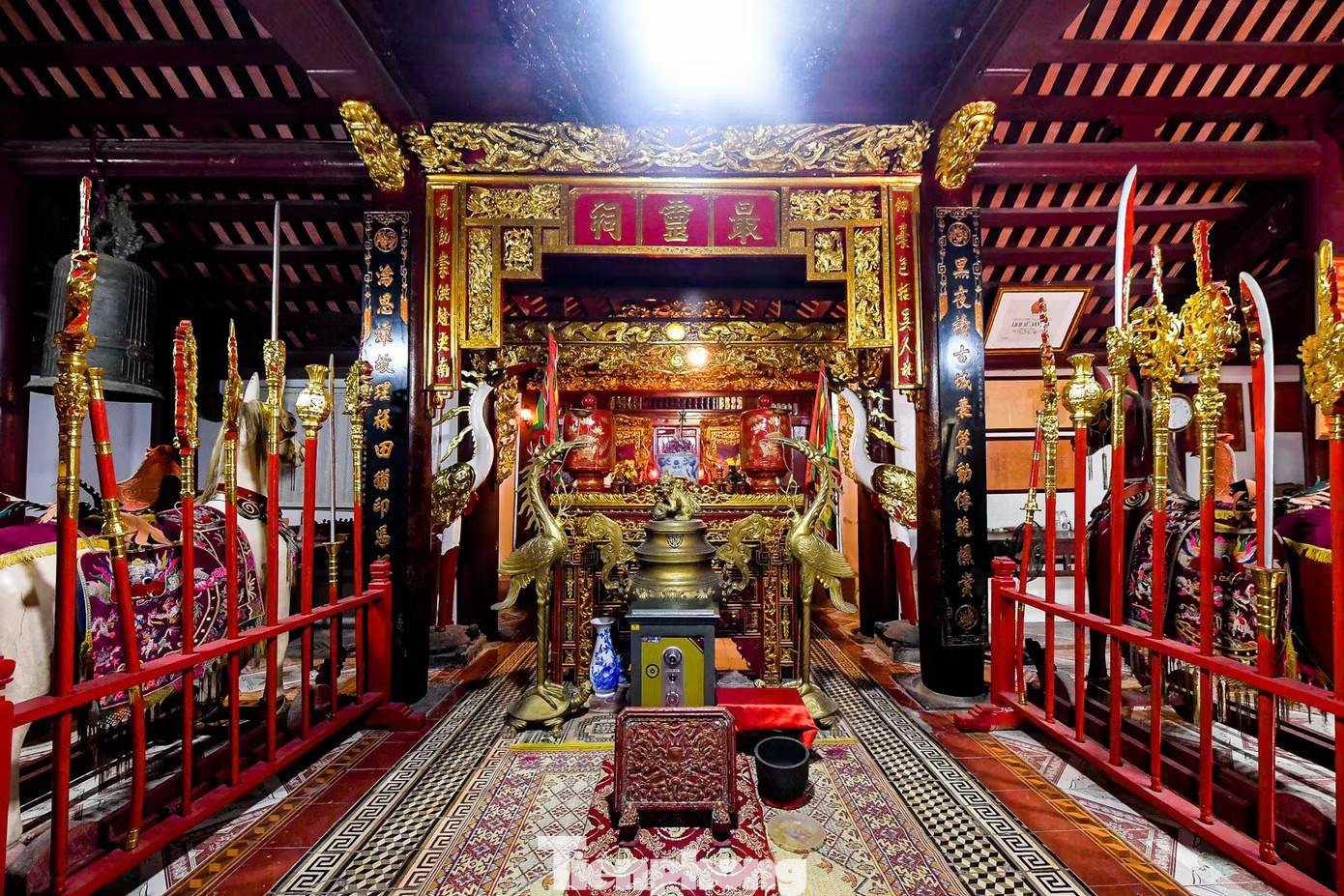 Khi Lê Lợi tiến quân ra Đông Quan và đang tìm cách đánh thành Cổ Lộng, bà tìm đến dâng sơ đồ, trong đó thể hiện vị trí kho lương thực, vũ khí cùng cách bố trí phòng thủ của quân Minh, đồng thời đề xuất kế sách hạ thành. Nơi thờ nữ tình báo đầu tiên trong sử Việt - Ảnh 3.
