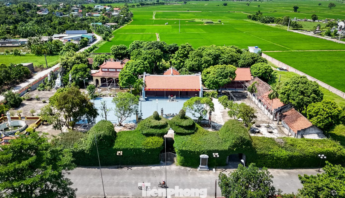 Đình Kiến Quốc (còn gọi là Đình Ruối) được Bộ Văn hóa - Thông tin (nay là Bộ Văn hóa, Thể thao và Du lịch) xếp hạng là Di tích lịch sử - văn hóa cấp quốc gia vào năm 1992. Theo các tư liệu lịch sử, năm 1406, nhà Minh đưa 20 vạn quân sang xâm lược nước ta. Năm 1407, tướng Mộc Thạnh sai quân lấy đất núi Thiên Kiện (núi Bô), đập phá tháp Chương Sơn (xã Tân Minh) rồi vận chuyển về cánh đồng Lai Cách (xã Phong Doanh) để xây thành Cổ Lộng. Tòa thành được xây dựng nhằm án ngữ tuyến đường thủy sông Đáy và đường bộ Thiên Lý từ Bắc vào Nam, đồng thời trở thành căn cứ để quân Minh cai trị, đàn áp các cuộc nổi dậy của nhân dân. Nơi thờ nữ tình báo đầu tiên trong sử Việt - Ảnh 1.