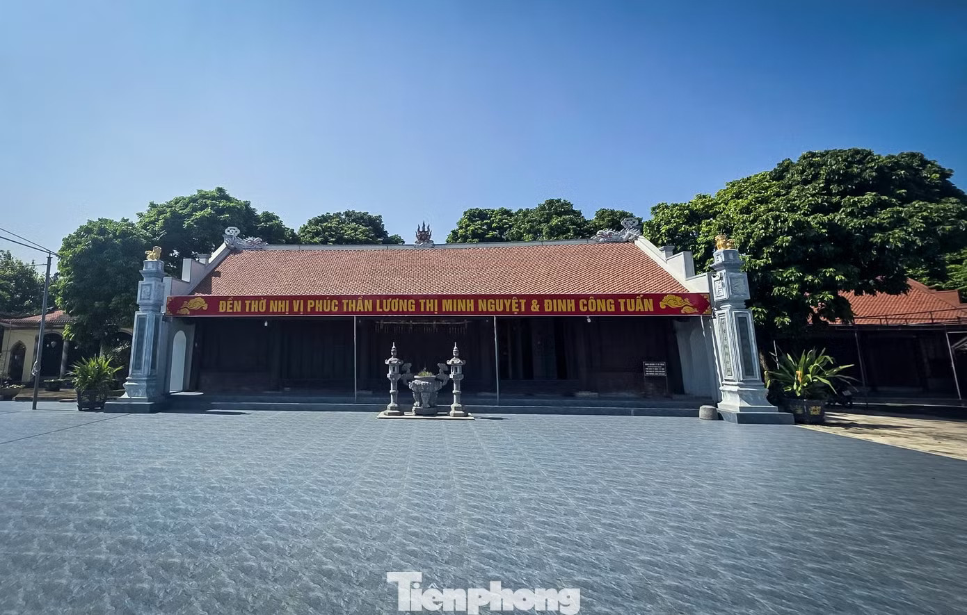 Trước cảnh nước mất, nhà tan, bà Lương Thị Minh Nguyệt cùng chồng là ông Đinh Công Tuấn (người làng Ngọc Chuế, nay là thôn Trung Nghĩa, xã Tân Minh), đã tìm cách đứng lên chống lại quân giặc. Dưới vỏ bọc của người phụ nữ bán hàng ăn sát thành Cổ Lộng, bà âm thầm tìm cách tiếp cận, thâm nhập sâu vào nội bộ địch. Với nhan sắc cùng sự khéo léo của mình, quán ăn của bà nhanh chóng trở thành điểm quân lính và tướng giặc thường xuyên lui tới. Nhờ đó, bà từng bước nắm được cách bố trí lực lượng, đường đi, nơi tập kết quân lương, vũ khí và các trại đóng quân của giặc. Những thông tin thu thập được bà bí mật ghi chép, vẽ thành sơ đồ. Nơi thờ nữ tình báo đầu tiên trong sử Việt - Ảnh 2.