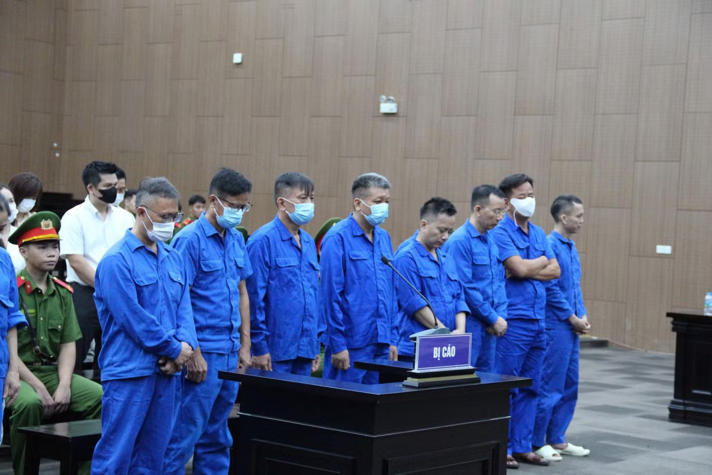 Nhóm bị cáo là cựu quan chức tại Bộ Lao động, Thương binh và Xã hội. Nhận hối lộ 16 tỷ đồng, luật sư cho rằng cựu Thứ trưởng Nguyễn Bá Hoan phạm tội 'không vì tiền' - Ảnh 2.