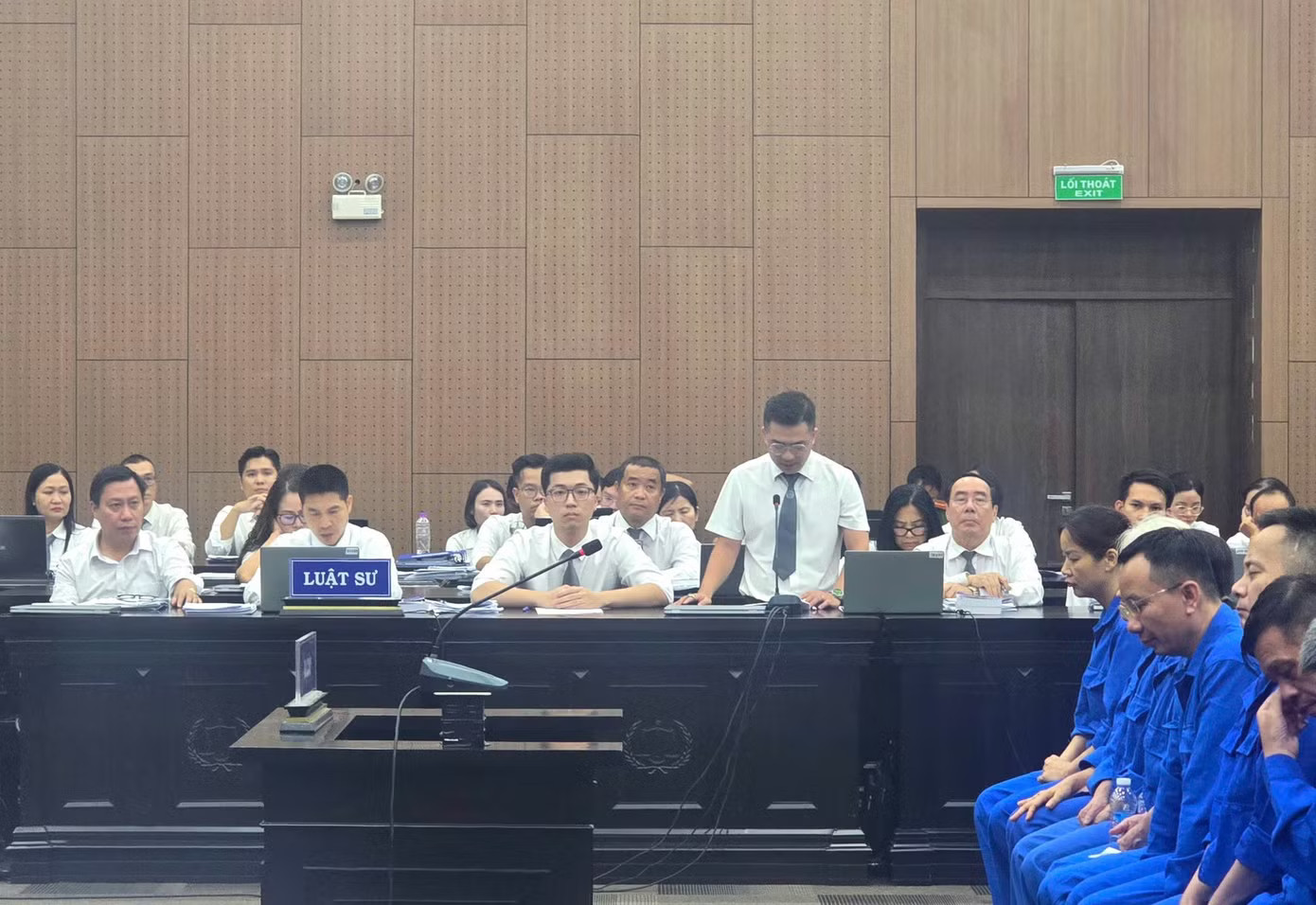 Luật sư tham gia bào chữa. Nhận hối lộ 16 tỷ đồng, luật sư cho rằng cựu Thứ trưởng Nguyễn Bá Hoan phạm tội 'không vì tiền' - Ảnh 1.