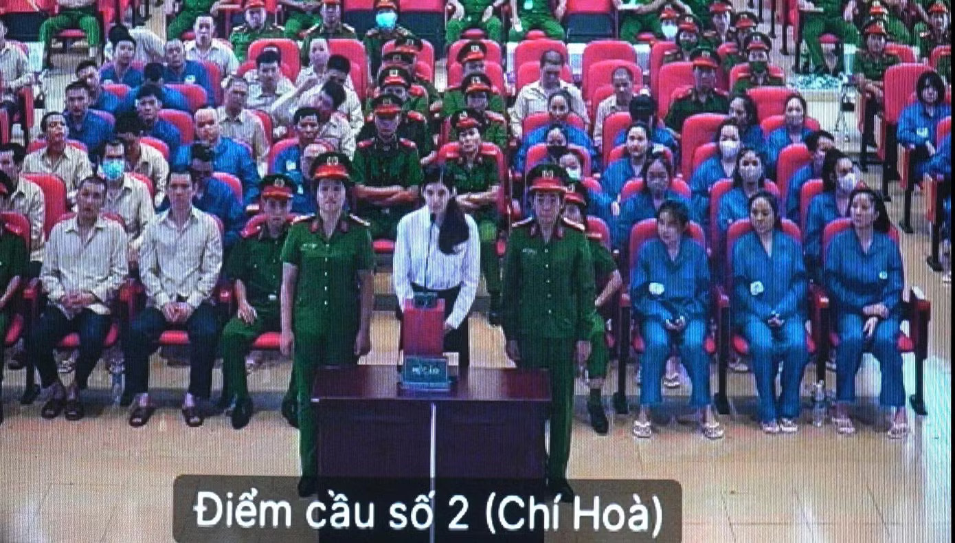 An Tây trả lời HĐXX tại phiên tòa chiều 20/8. Ảnh chụp qua màn hình. Người mẫu An Tây khai tên những người mua hộ ma túy - Ảnh 1.