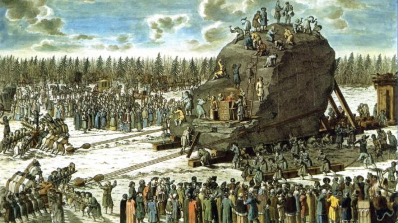 uma-rocha-de-1.500-toneladas-saiu-de-um-pantano-na-russia-foi-colocada-sobre-um-treno-metalico-e-puxada-por-400-homens-durante-9-meses-por-um-percurso-de-6-quilom(2).jpg