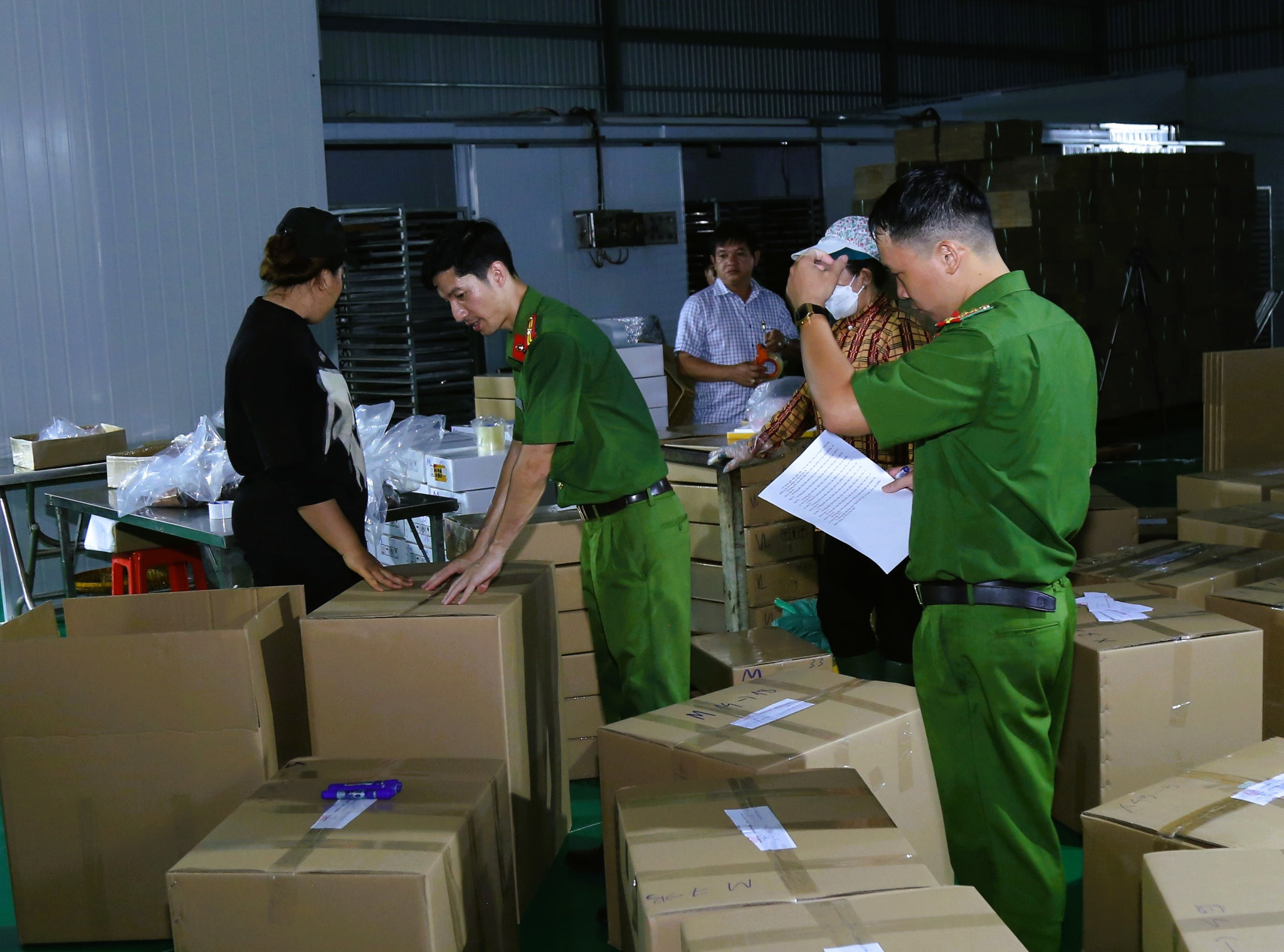 Niêm phong sản phẩm tại Trần Lê Foods