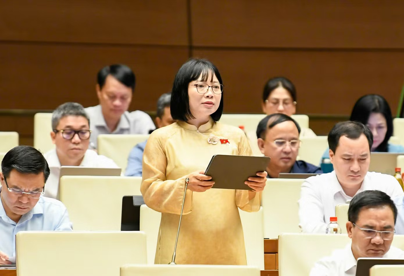 Đại biểu Nguyễn Thị Việt Nga. (Ảnh: Như Ý) Bỏ giá đất cụ thể, cần ‘ngưỡng kích hoạt’ tự động rà soát hệ số K định kỳ - Ảnh 2.