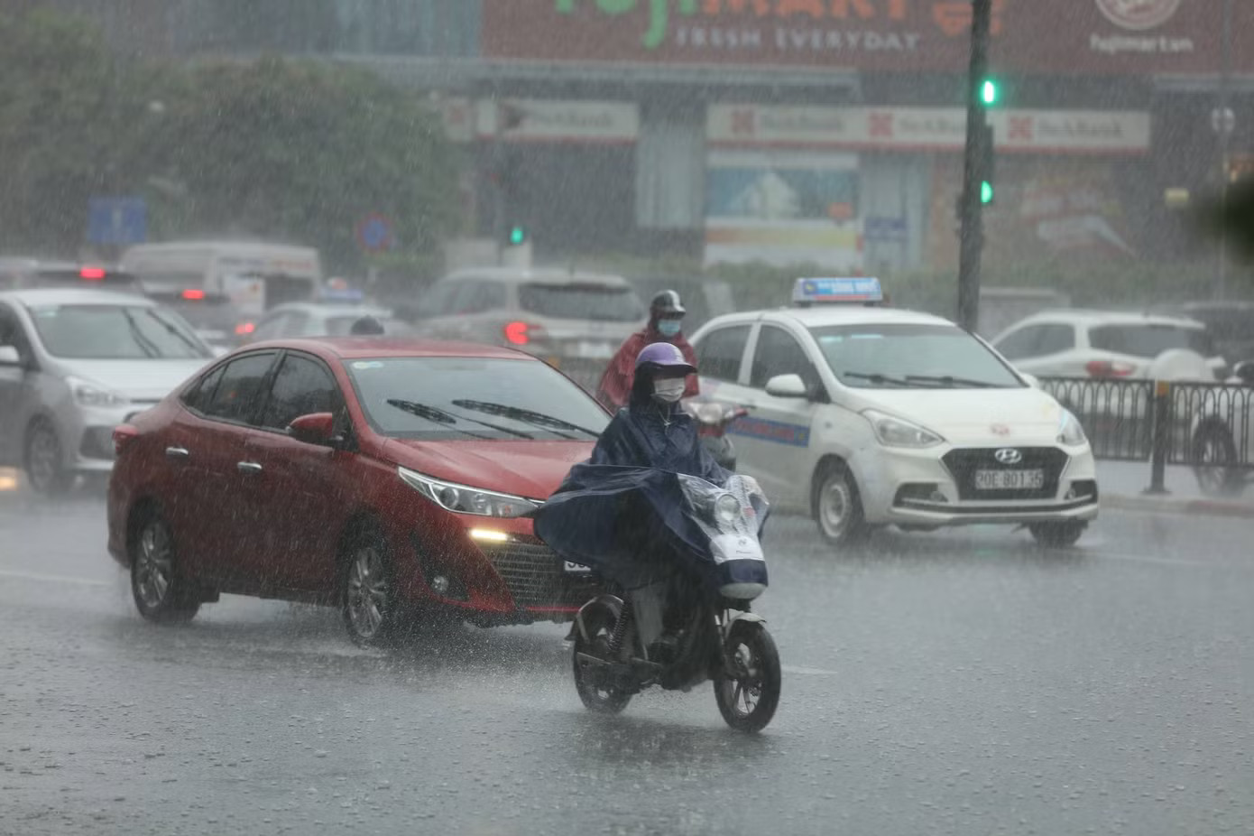 Khu vực Đông Bắc Bộ và Thanh Hoá tiếp tục mưa lớn trong nhiều ngày tới. Bốn tỉnh, thành phố có thể hứng chịu lượng mưa vượt 500mm - Ảnh 2.