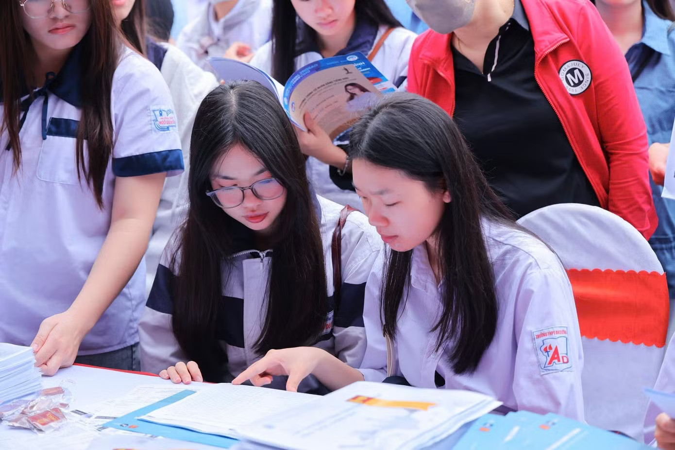 Thí sinh tìm hiểu thông tin tuyển sinh ĐH 2026. Ảnh: NTCC Các trường đại học tuyển bổ sung hàng nghìn chỉ tiêu - Ảnh 1.