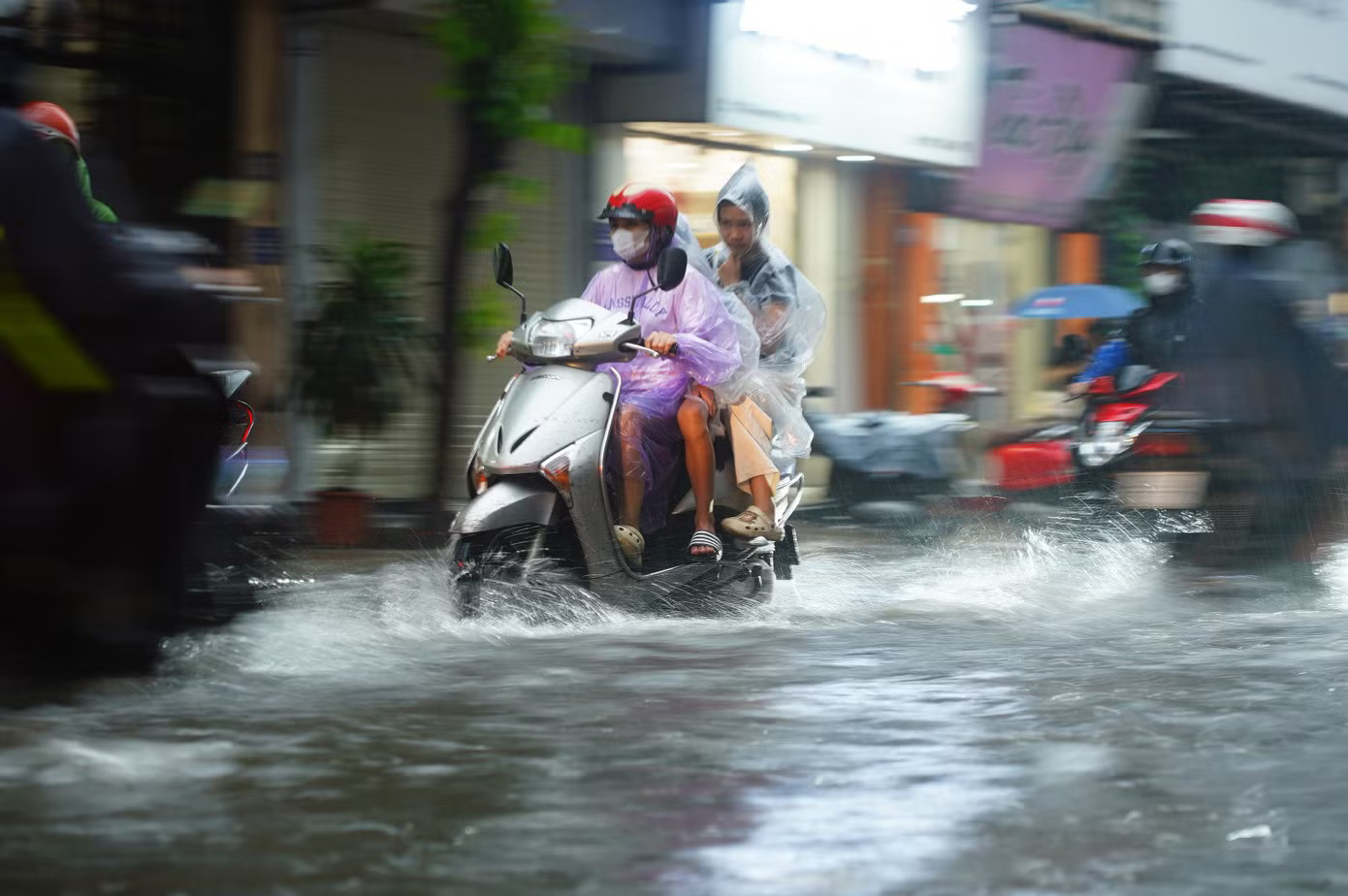 Khu vực Đông Bắc Bộ, tỉnh Hòa Bình cũ và Thanh Hóa tiếp tục hứng chịu mưa lớn diện rộng trong nhiều ngày tới. Bão vào vùng biển Quảng Ninh – Hải Phòng, nâng mức cảnh báo mưa lớn ở miền Bắc - Ảnh 2.