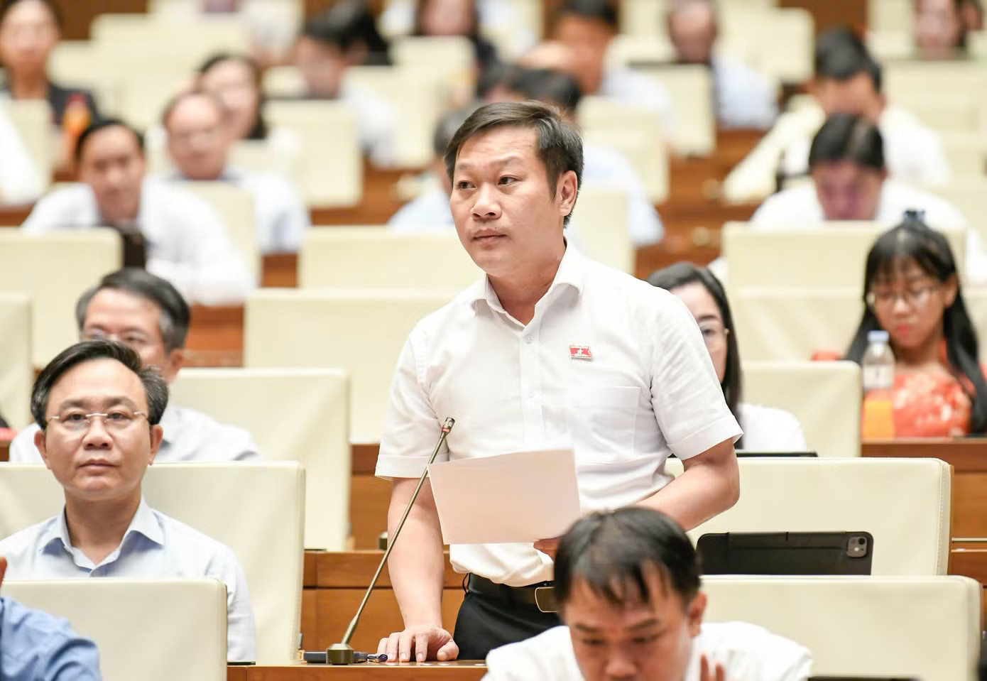 Đại biểu Nguyễn Khánh Vũ (đoàn Quảng Trị). Đề nghị ưu tiên ngân sách để cán bộ đủ sống bằng lương - Ảnh 1.