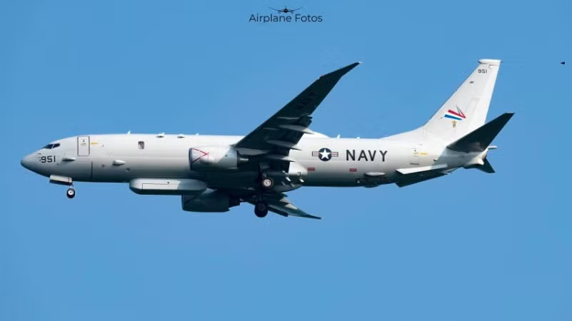 Một chiếc máy bay tuần thám và tác chiến chống ngầm P-8A Poseidon. (Ảnh: Airplane Fotos) Mỹ đưa ‘thợ săn tàu ngầm’ qua eo biển Đài Loan - Ảnh 1.