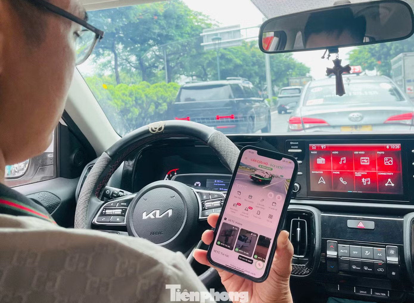 Muốn thu tiền trực tiếp từ khách hàng, doanh nghiệp phải chứng minh đây là khoản phí cho dịch vụ mình cung cấp và đã được hai bên thỏa thuận hợp lệ. Ảnh: Lộc Liên. Thu phí tài khoản giao thông: Quyền của hành khách bị 'vô hiệu hóa' - Ảnh 1.