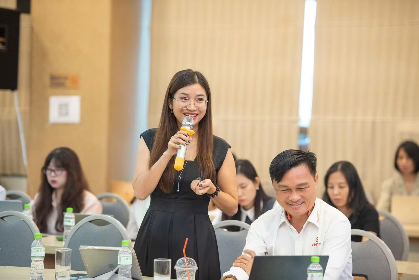 Đại diện doanh nghiệp, chuyên gia cùng các hộ kinh doanh góp ý tại hội thảo. Hộ kinh doanh 'dễ tổn thương nhất' trong nền kinh tế - Ảnh 2.