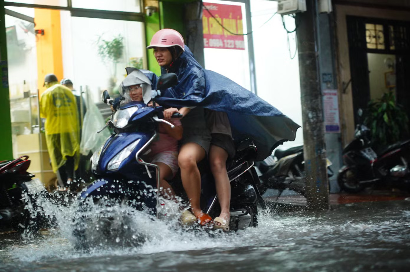 Hà Nội tiếp tục hứng chịu mưa lớn đến ngày 24/8. Hà Nội mưa bão đến bao giờ? - Ảnh 2.