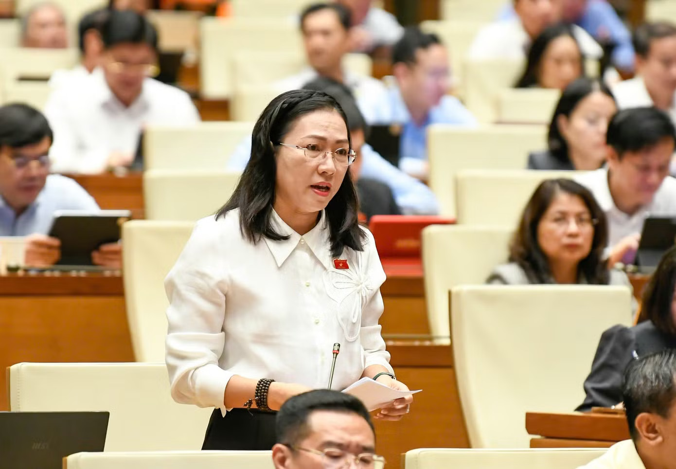 Đại biểu Nguyễn Thị Yến Nhi (đoàn Vĩnh Long). Ảnh: Như Ý. Bao giờ hết cảnh tiền đã trao, nhà mất hút? - Ảnh 2.