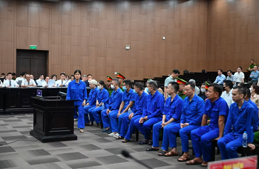 Các bị cáo tại phiên tòa. Viện Kiểm sát: Ông Nguyễn Bá Hoan nhận hối lộ số tiền rất lớn, cần xử lý nghiêm khắc - Ảnh 1.