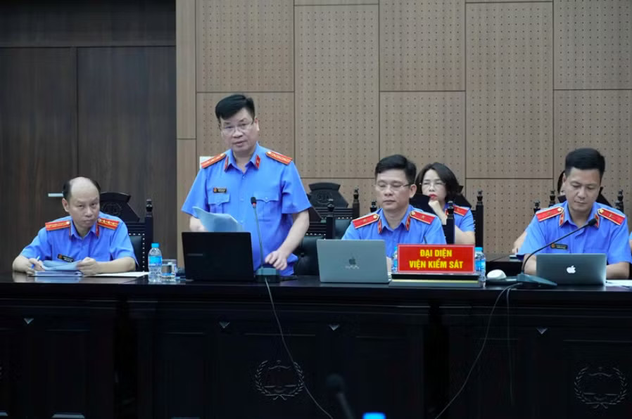 Kiểm sát viên thực hành quyền công tố và kiểm sát xét xử. Viện Kiểm sát: Ông Nguyễn Bá Hoan nhận hối lộ số tiền rất lớn, cần xử lý nghiêm khắc - Ảnh 2.