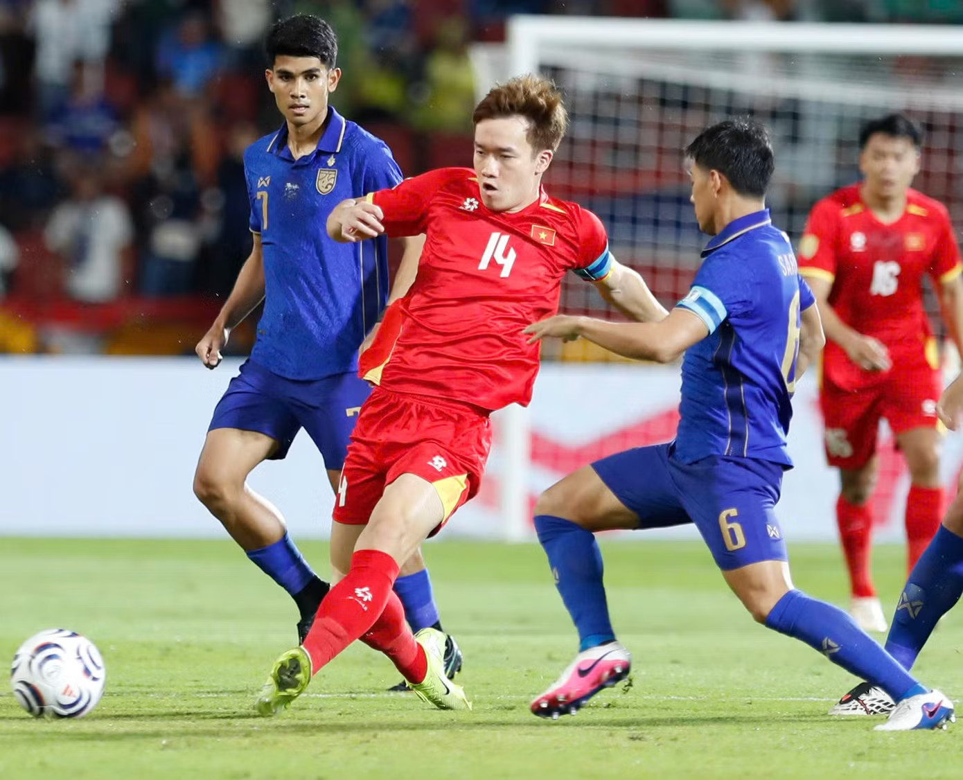Đội tuyển Việt Nam đánh bại Thái Lan 2-0 ngay tại Rajamangala (ảnh Hữu Phạm) Thắng Thái Lan chung kết lượt đi, đội tuyển Việt Nam lại được VFF thưởng tiền tỷ - Ảnh 1.