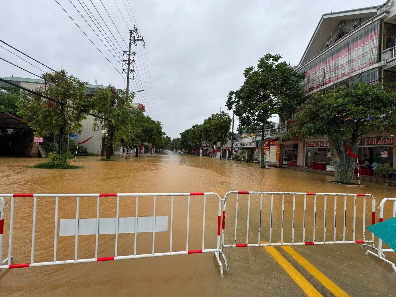 Lạng Sơn: Mưa lũ làm một người chết, hơn 2.300 hộ dân phải sơ tán - Ảnh 2.