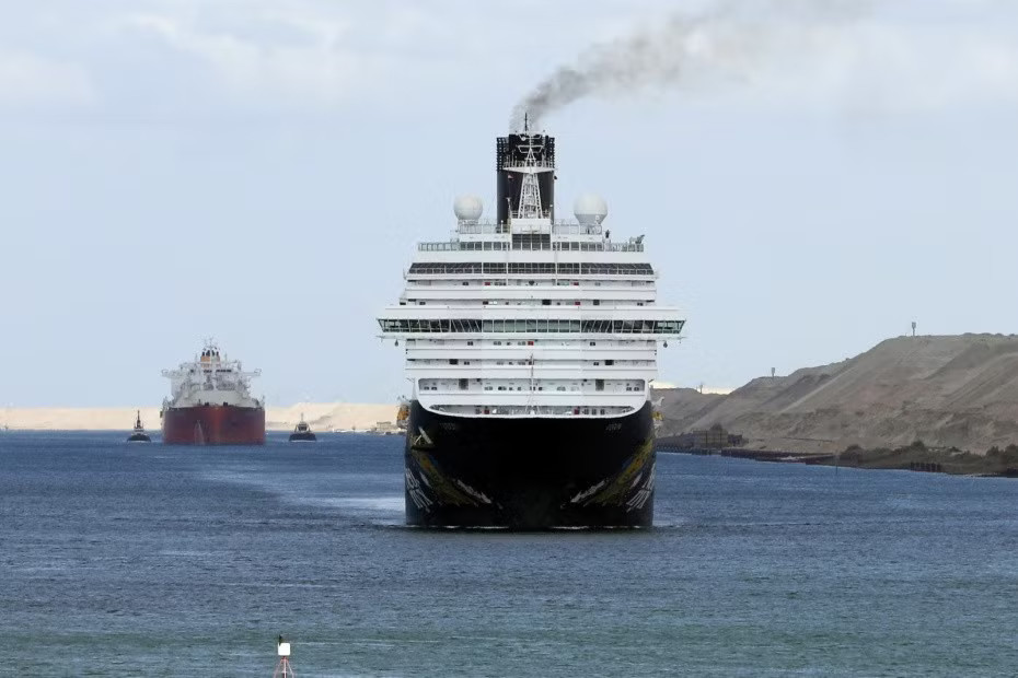 Tàu thuyền đi qua kênh đào Suez tại tỉnh Ismailia của Ai Cập. Ảnh: Xinhua. Các nước châu Á đổ về Tuyến đường biển phương Bắc, Nga biến nó thành đòn bẩy chiến lược - Ảnh 2.