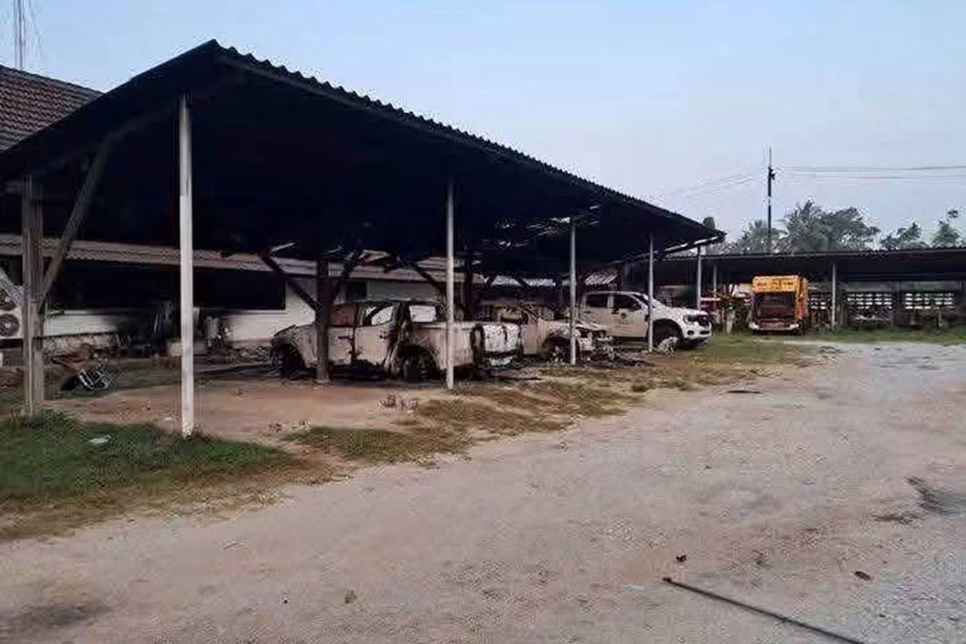 Hàng chục vụ đánh bom, nổ súng, phóng hỏa trong đêm ở Thái Lan - Ảnh 3.
