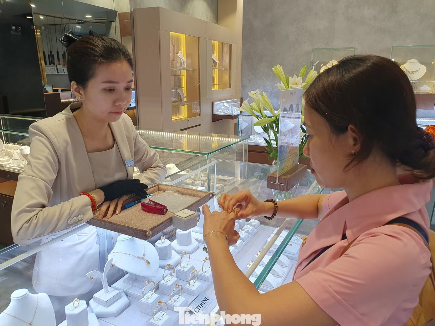 Khách thảnh thơi mua vàng, không phải xếp hàng chờ đợi. Hết cảnh giá vàng tăng vùn vụt? - Ảnh 1.