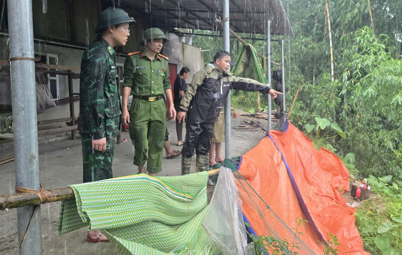Mưa lũ, sạt lở đất, Thanh Hóa sơ tán gần 900 người dân khỏi vùng nguy hiểm - Ảnh 1.