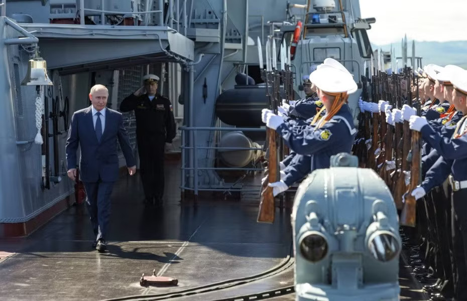 Tổng thống Nga Vladimir Putin trên tàu tuần dương tên lửa Các nước châu Á đổ về Tuyến đường biển phương Bắc, Nga biến nó thành đòn bẩy chiến lược - Ảnh 5.