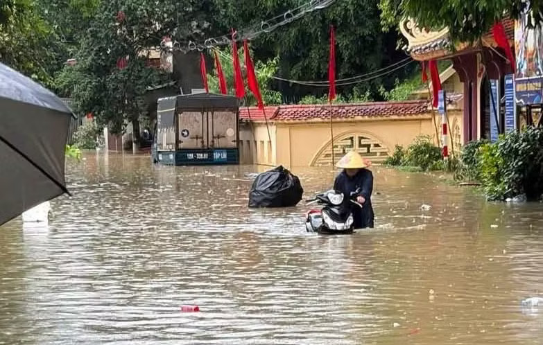 Lạng Sơn: Mưa lũ làm một người chết, hơn 2.300 hộ dân phải sơ tán - Ảnh 1.