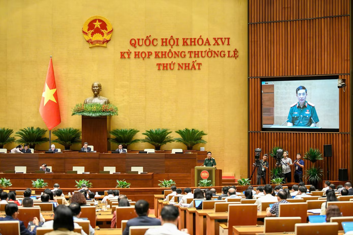 Quang cảnh phiên họp chiều 23/8. Ảnh: Như Ý Chưa quy định đóng góp tài chính thay thế nghĩa vụ quân sự - Ảnh 1.