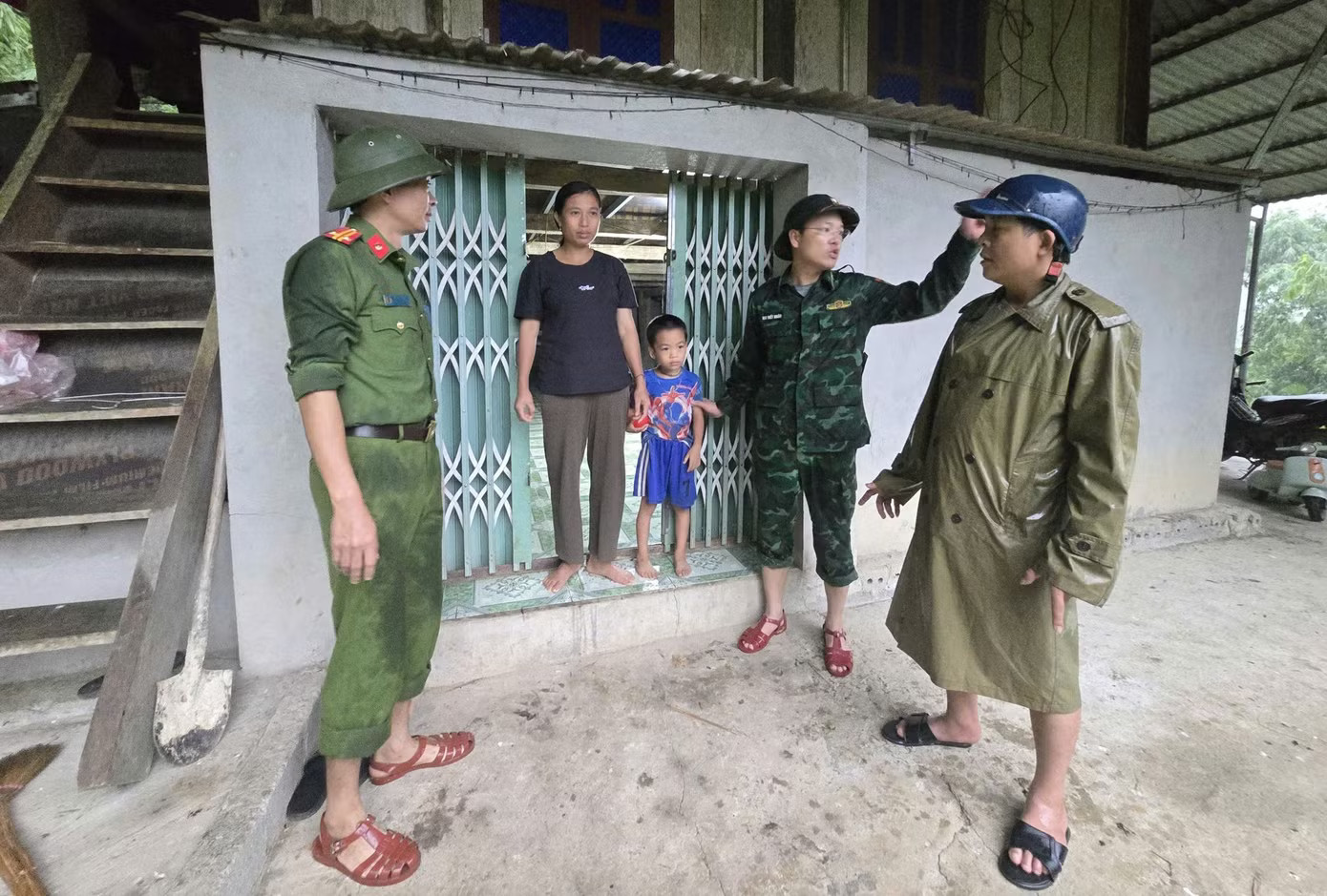 Mưa lũ, sạt lở đất, Thanh Hóa sơ tán gần 900 người dân khỏi vùng nguy hiểm - Ảnh 2.