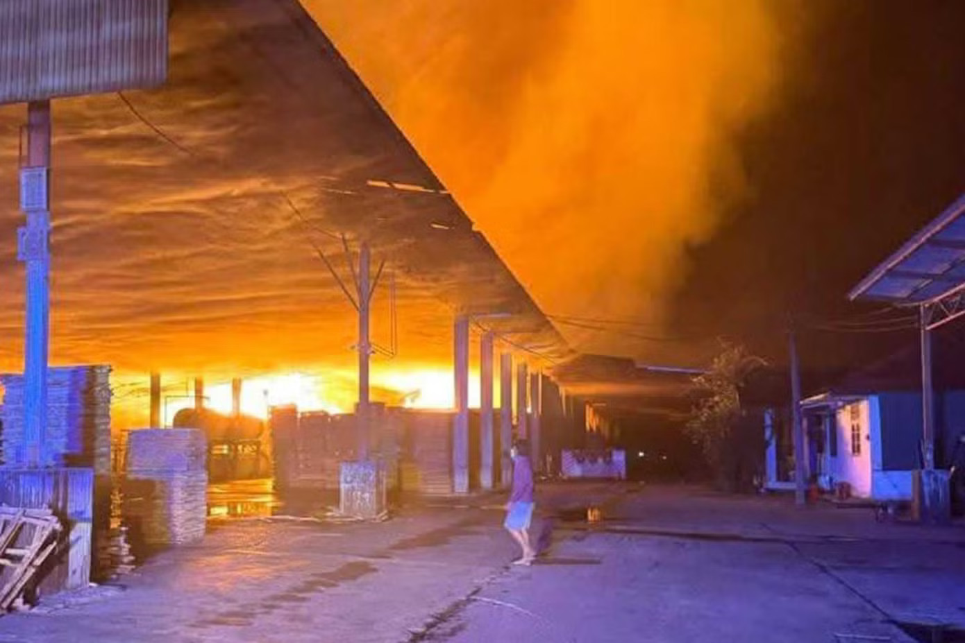 Một cơ sở chế biến gỗ cao su tại huyện Yarang (tỉnh Pattani) bị thiêu rụi trong đêm. (Ảnh: Bangkok Post) Hàng chục vụ đánh bom, nổ súng, phóng hỏa trong đêm ở Thái Lan - Ảnh 5.