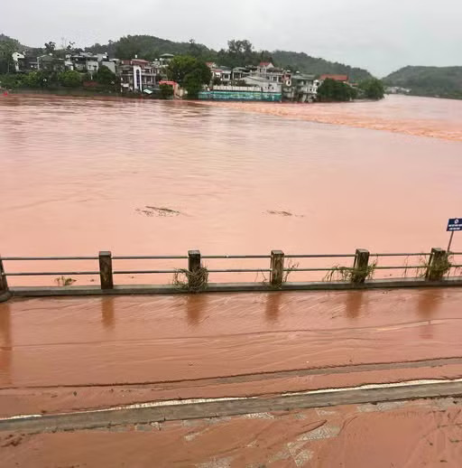 Mưa lớn khiến nước sông Tiên Yên dâng cao. Quảng Ninh mưa trắng trời, nhiều điểm sạt lở, ngập lụt - Ảnh 8.