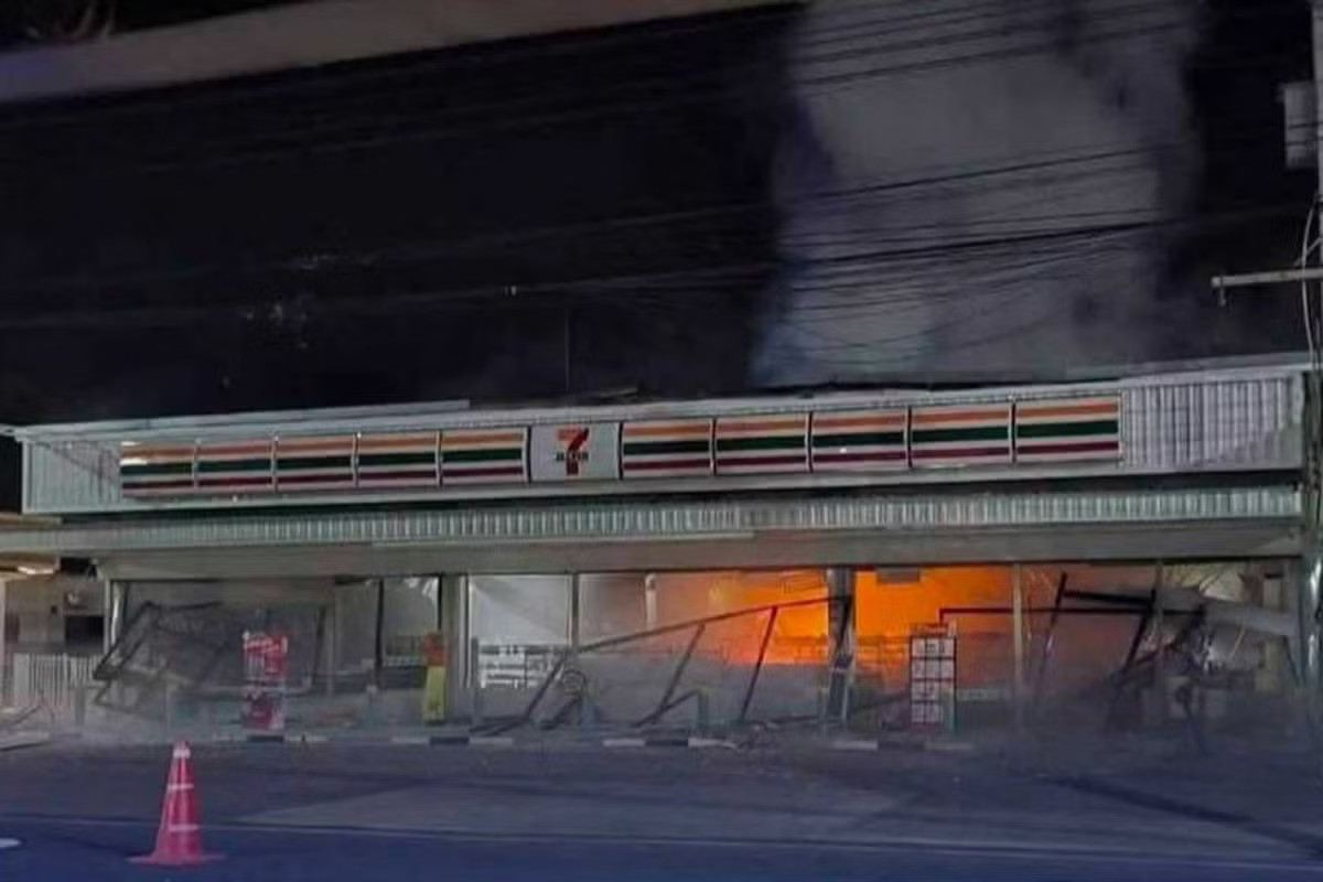 Một cửa hàng tiện lợi 7-Eleven tại huyện Yaring (tỉnh Pattani) bốc cháy sau khi bị đánh bom. (Ảnh: Bangkok Post) Hàng chục vụ đánh bom, nổ súng, phóng hỏa trong đêm ở Thái Lan - Ảnh 4.