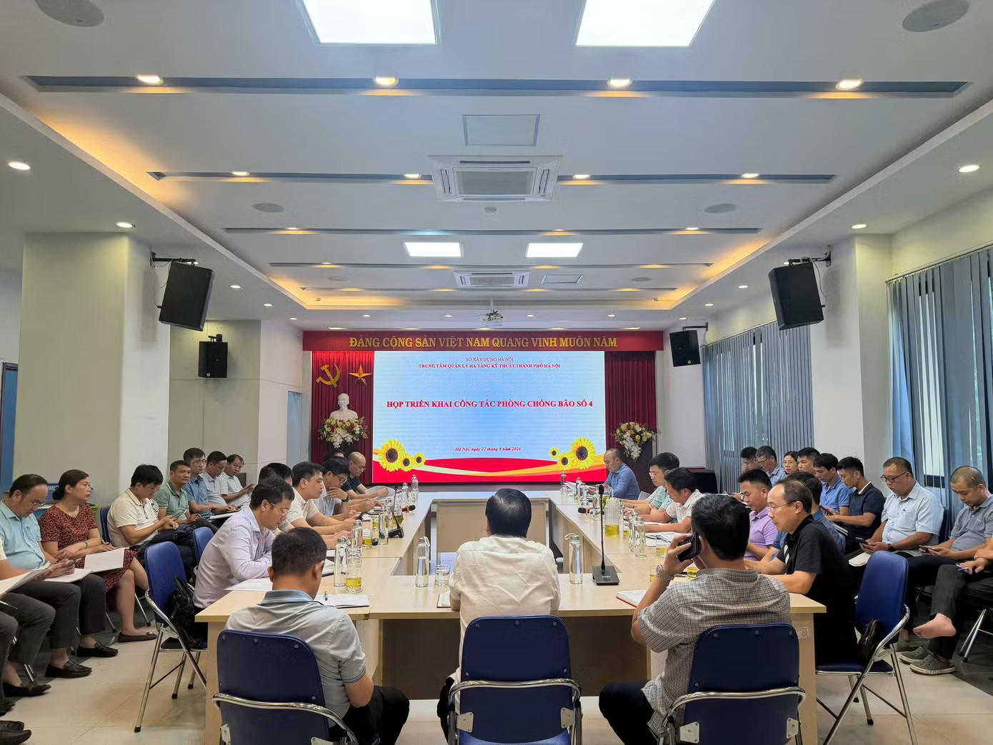 Trung tâm Quản lý hạ tầng kỹ thuật thành phố Hà Nội đã họp triển khai công tác ứng phó với bão số 4. Hà Nội huy động tối đa lực lượng ứng phó bão số 4 - Ảnh 1.