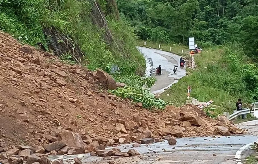 Mưa lũ, sạt lở đất, Thanh Hóa sơ tán gần 900 người dân khỏi vùng nguy hiểm - Ảnh 4.