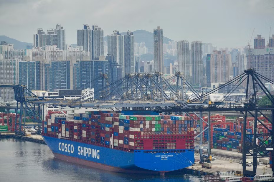 Tàu hàng nằm tại cảng Hong Kong, Trung Quốc. Ảnh: Shutterstock. Các nước châu Á đổ về Tuyến đường biển phương Bắc, Nga biến nó thành đòn bẩy chiến lược - Ảnh 3.