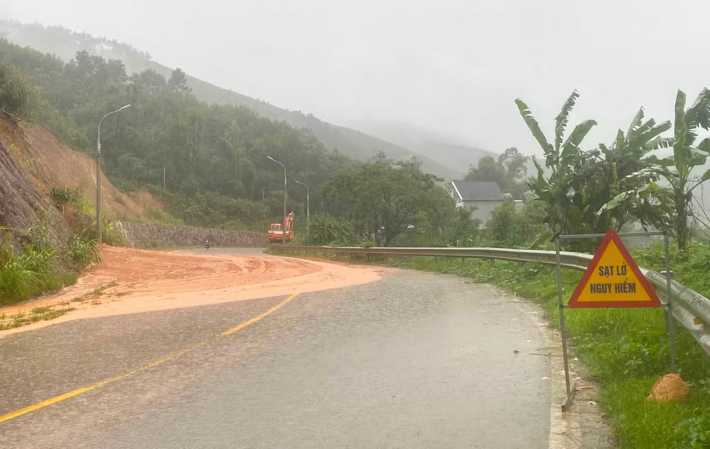 Mưa lớn kéo dài, khu vực miền Đông của tỉnh Quảng Ninh đã xảy ra tình trạng sạt lở đất. Quảng Ninh mưa trắng trời, nhiều điểm sạt lở, ngập lụt - Ảnh 1.
