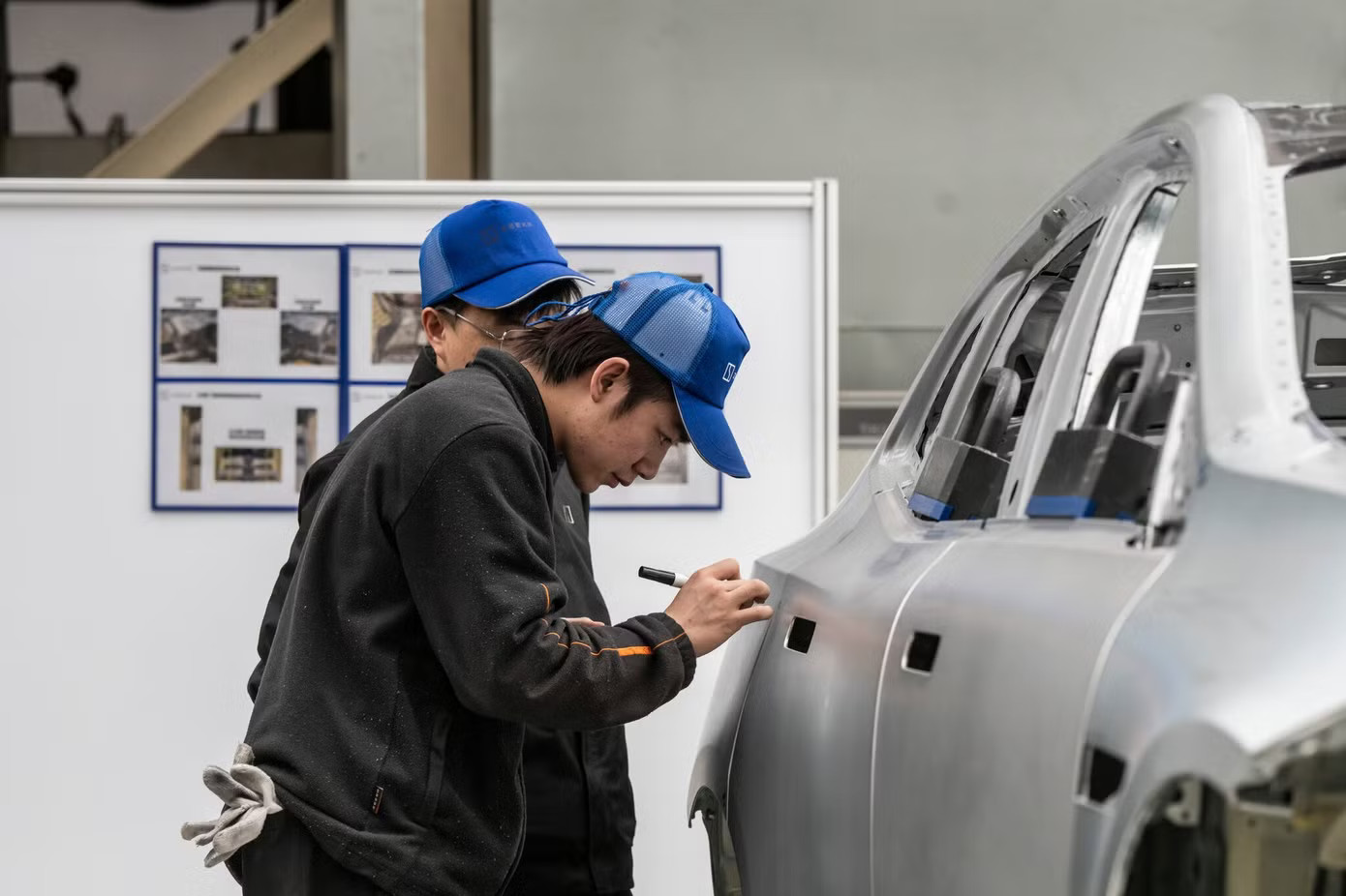 Tesla và 8 hãng ô tô Trung Quốc đang phải thực hiện đợt triệu hồi lớn vì vấn đề an toàn tay nắm cửa ô tô. Ảnh: NY Times Đợt triệu hồi xe nhiều chưa từng có tại Trung Quốc - Ảnh 1.