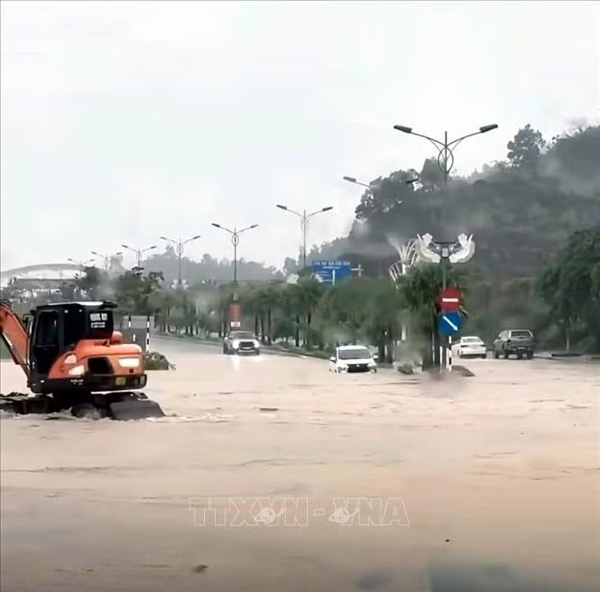 Tuyến đường tại đặc khu Vân Đồn (Quảng Ninh) ngập sâu do mưa lớn. Ảnh: TTXVN phát Bão số 4 tiếp tục gây mưa lớn ở Hải Phòng, Quảng Ninh và Lạng Sơn - Ảnh 2.