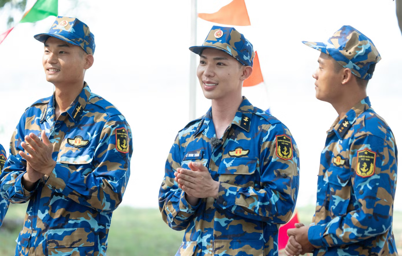 Sao nhập ngũ chấn chỉnh dàn nghệ sĩ - Ảnh 4.