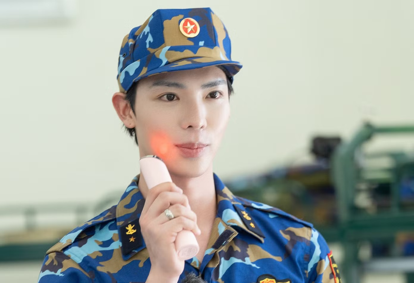 Đại diện đơn vị sản xuất cho biết chưa đủ để thời gian để đánh giá Erik có phù hợp với chương trình hay kết luận về khả năng thích nghi của nam ca sĩ. Sao nhập ngũ chấn chỉnh dàn nghệ sĩ - Ảnh 2.
