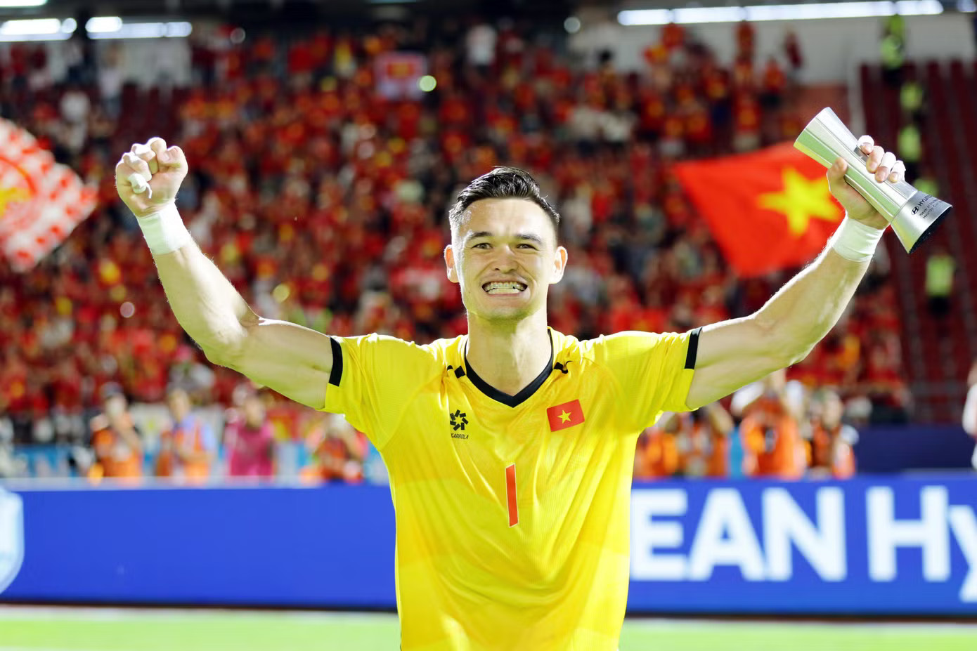 Patrik Lê Giang nhận nhiều lời khen sau chung kết lượt đi ASEAN Cup tại Thái Lan. Chân dung thủ môn 'bay như chim' giúp tuyển Việt Nam thắng Thái Lan, một á hậu bị gọi tên - Ảnh 1.