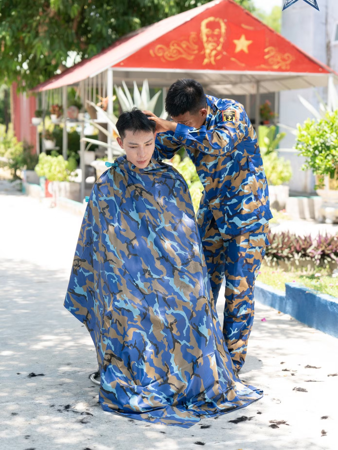 Erik thực hiện thử thách cắt tóc. Sao nhập ngũ chấn chỉnh dàn nghệ sĩ - Ảnh 1.