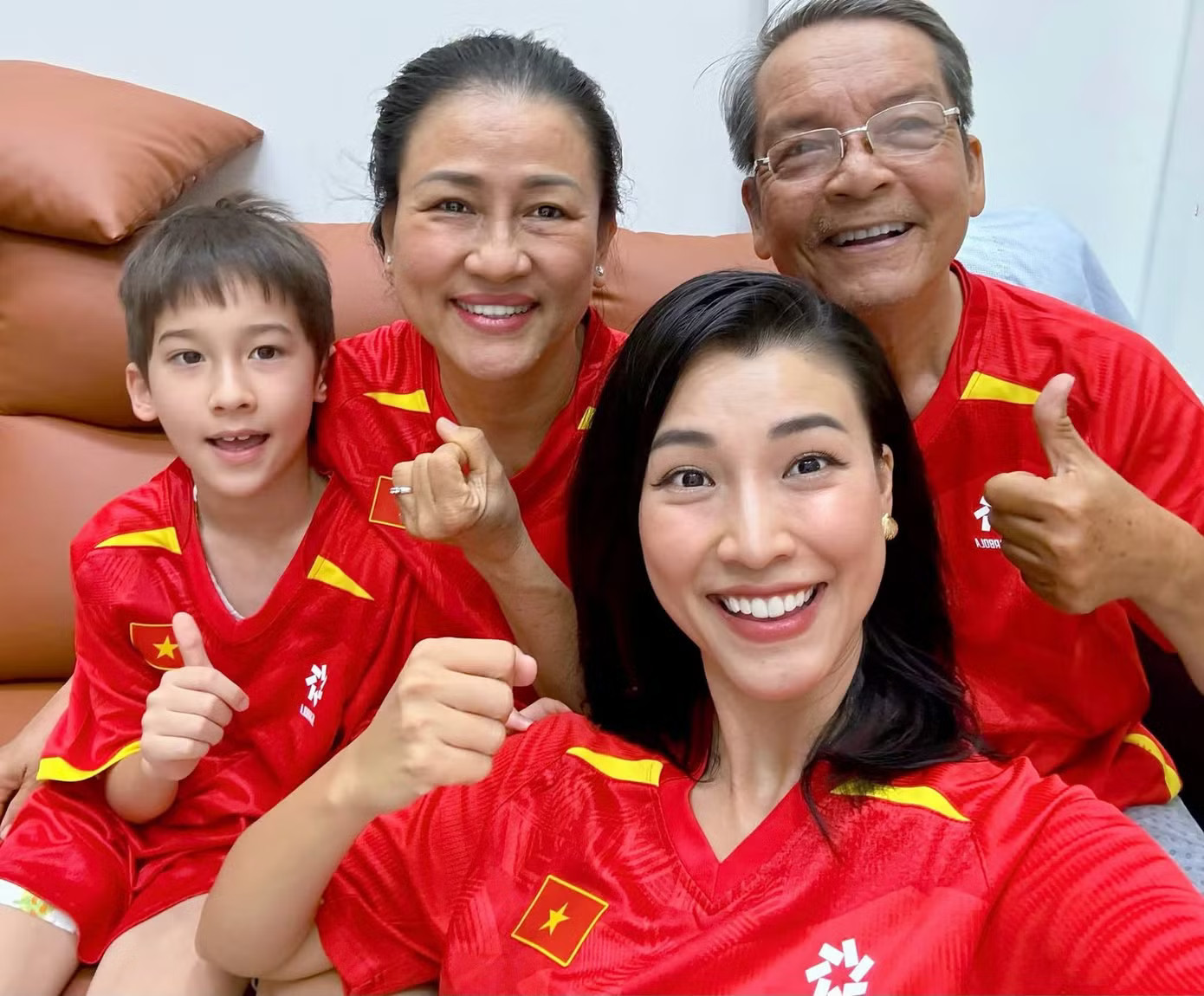Thời gian qua khán giả gọi tên Á hậu Hoàng Oanh sau loạt chi tiết tương tác với Patrik Lê Giang. Chân dung thủ môn 'bay như chim' giúp tuyển Việt Nam thắng Thái Lan, một á hậu bị gọi tên - Ảnh 2.