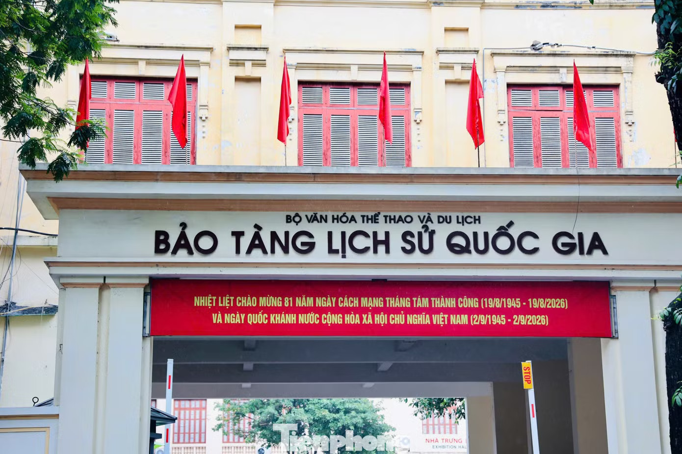 Tuy nhiên, đến ngày 29/7/2011, UBND quận Hoàn Kiếm lại cấp giấy chứng nhận quyền sử dụng đất, quyền sở hữu nhà ở và tài sản khác gắn liền với đất cho ông Đặng Quốc Thắng và bà Đặng Thanh Trúc đối với thửa đất tại số 23 Tông Đản. Diện tích được cấp giấy chứng nhận là 304,3m². Đáng chú ý, Thanh tra Chính phủ xác định diện tích này bao gồm toàn bộ khoảng 80m² đất của bảo tàng được giao quản lý, sử dụng mà gia đình ông Thắng đã lấn chiếm. Cận cảnh biệt thự có 80m2 lấn chiếm đất Bảo tàng Lịch sử quốc gia nhưng vẫn được cấp sổ đỏ - Ảnh 7.