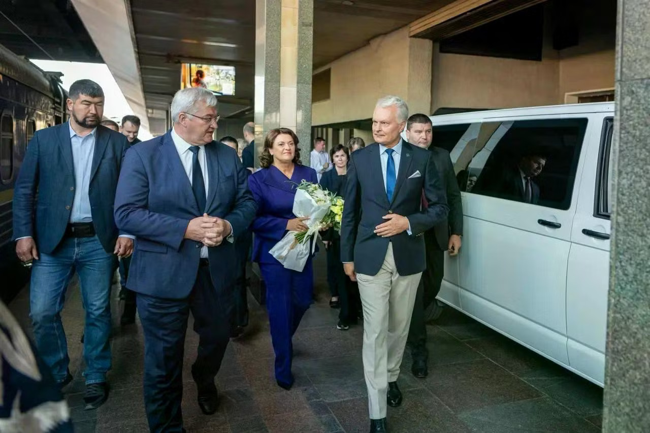 Ukraine dồn dập đón lãnh đạo châu Âu, gửi tín hiệu đến Nga trong ngày quốc khánh - Ảnh 1.